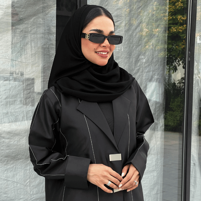 عباية سوداء بليزر كريب كوري واقف مخططة بالفضي - 48