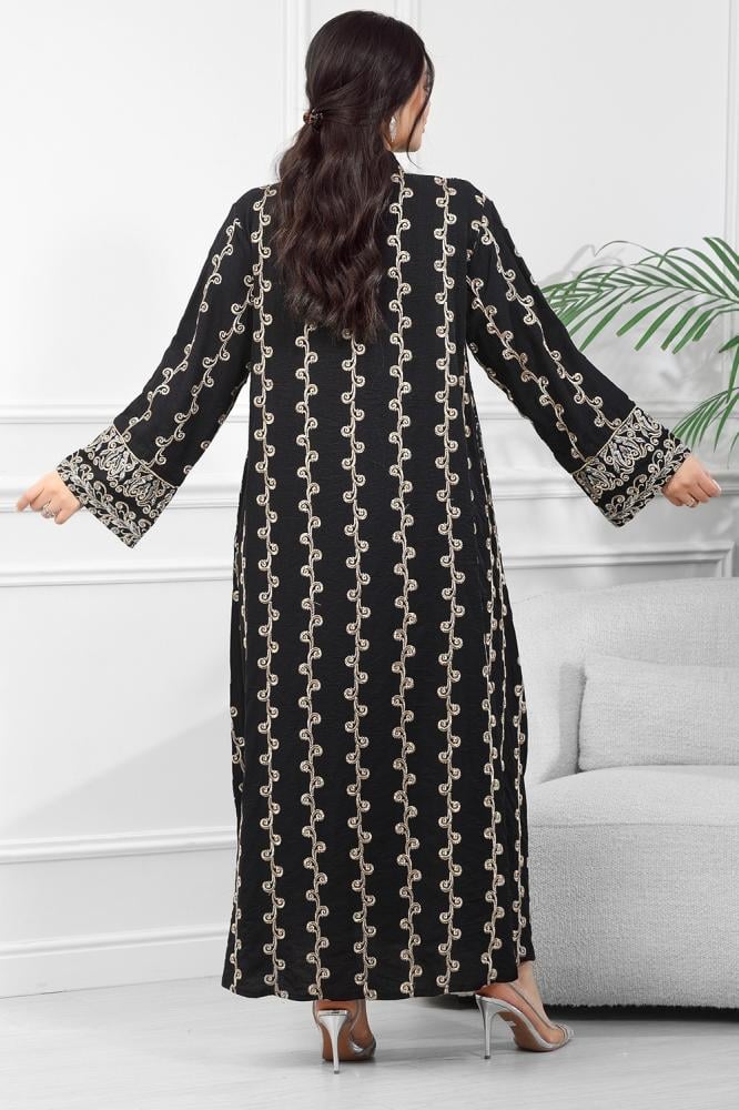 جلابية مُطرّزة بتفاصيل بارزة وتطريز كامل