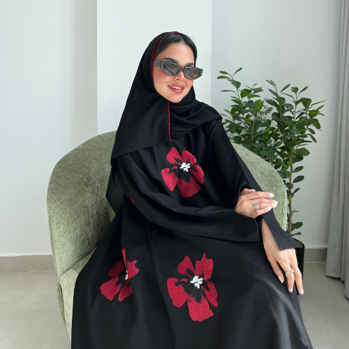 عباية سوداء بتطريز ورد أحمر على كامل العباية