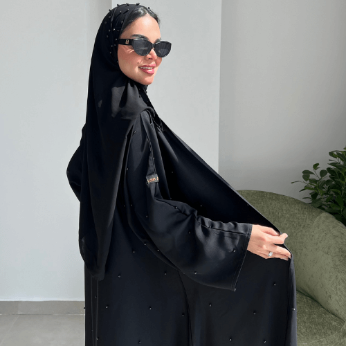 عباية كلوش مزينة باللؤلؤ الأسود على كامل العباية