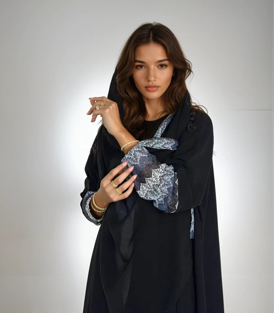 عباية تطريز يدوي واقفة