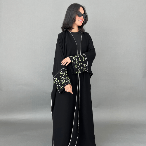 عباية بشت سوداء بتحديد وردي وأكمام شك ورود فخم