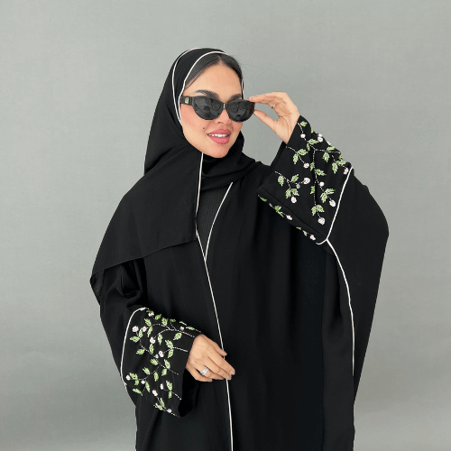 عباية بشت سوداء بتحديد وردي وأكمام شك ورود فخم