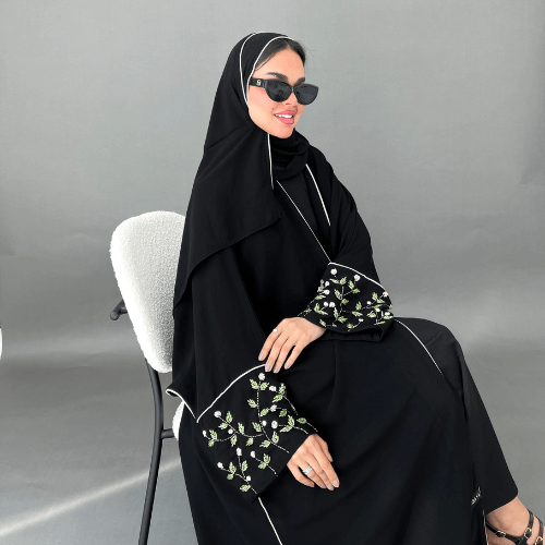 عباية بشت سوداء بتحديد وردي وأكمام شك ورود فخم