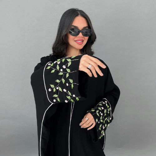 عباية بشت سوداء بتحديد وردي وأكمام شك ورود فخم