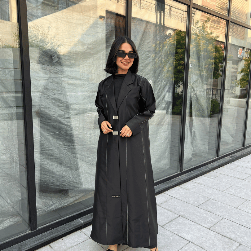 عباية سوداء بليزر كريب كوري واقف مخططة بالفضي - 48