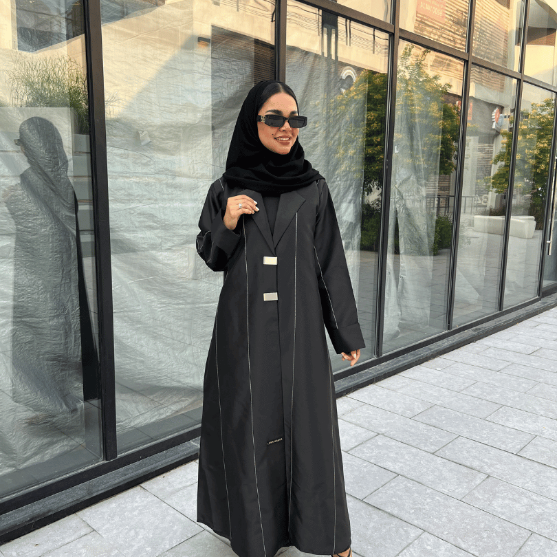 عباية سوداء بليزر كريب كوري واقف مخططة بالفضي - 48