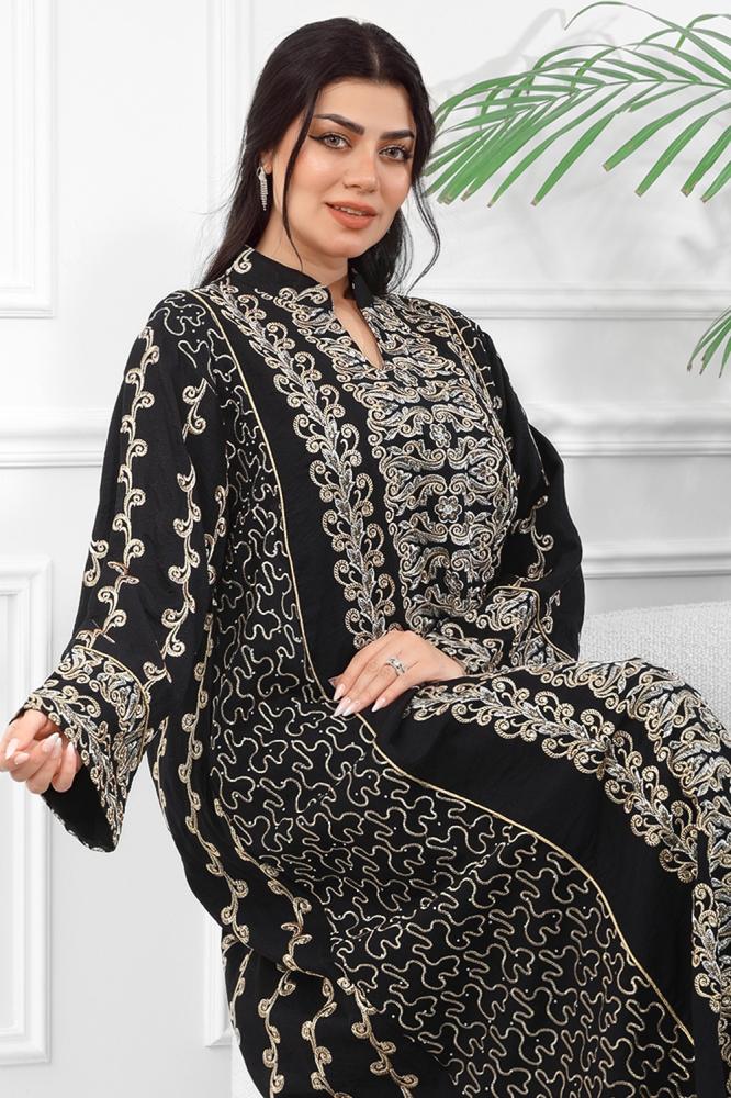 جلابية مُطرّزة بتفاصيل بارزة وتطريز كامل