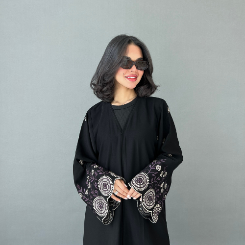 عباية كريب ملكي بتطريز انيق بالموف والذهبي على الأكمام والطرحة