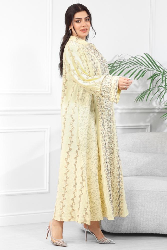 جلابية مُطرّزة بتفاصيل بارزة وتطريز كامل بيج