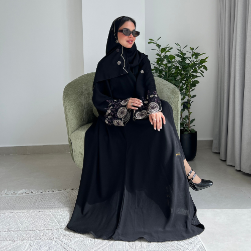 عباية كريب ملكي بتطريز انيق بالموف والذهبي على الأكمام والطرحة