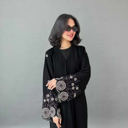 عباية كريب ملكي بتطريز انيق بالموف والذهبي على الأكمام والطرحة