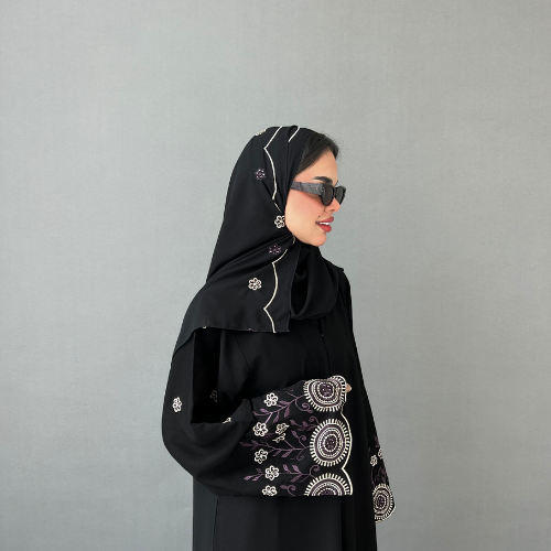 عباية كريب ملكي بتطريز انيق بالموف والذهبي على الأكمام والطرحة