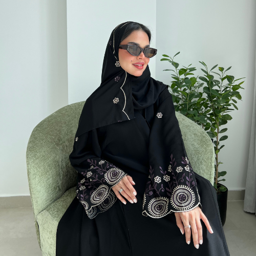 عباية كريب ملكي بتطريز انيق بالموف والذهبي على الأكمام والطرحة