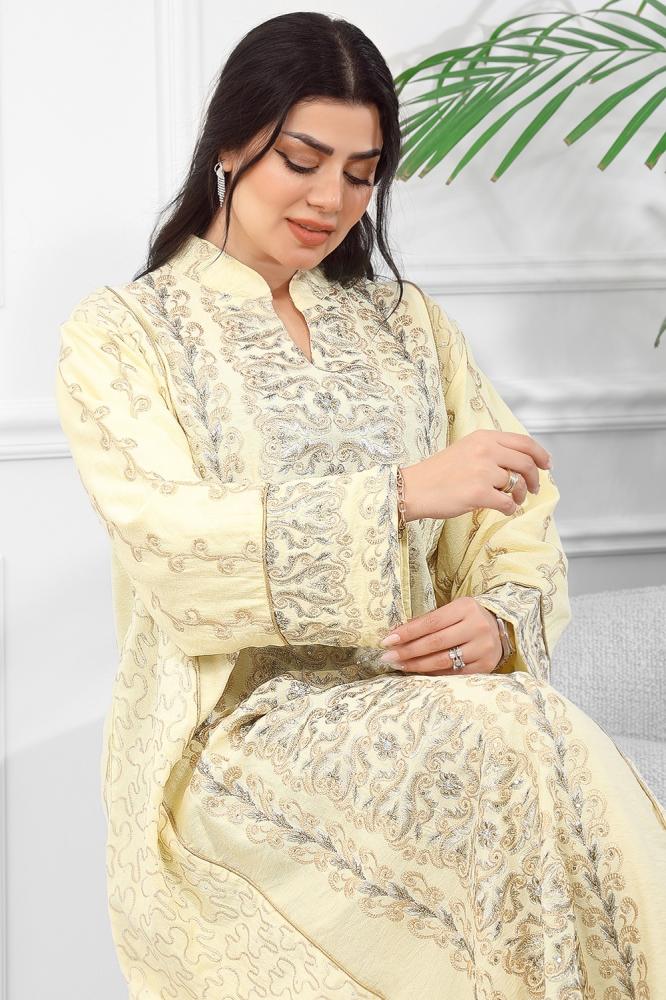 جلابية مُطرّزة بتفاصيل بارزة وتطريز كامل بيج