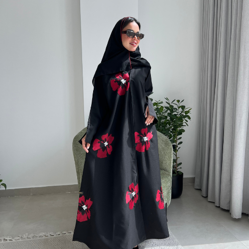 عباية سوداء بتطريز ورد أحمر على كامل العباية