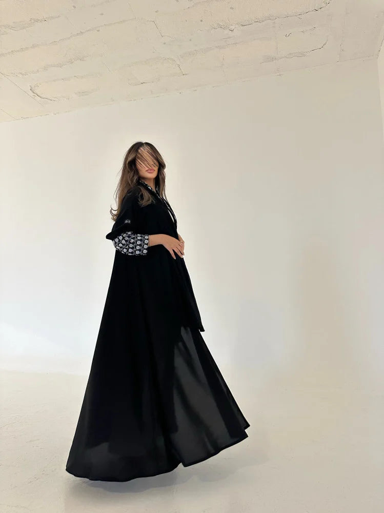 عباية كريب مع أكمام لنن مطرز