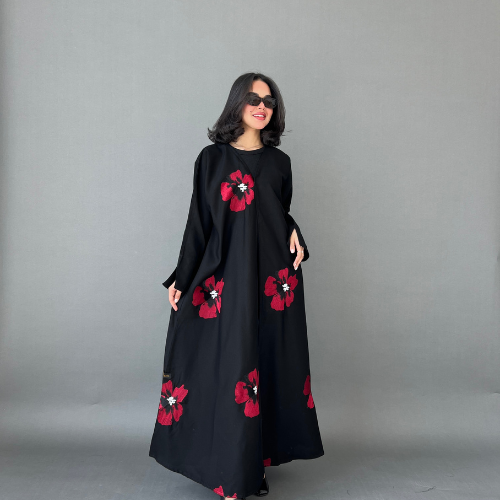 عباية سوداء بتطريز ورد أحمر على كامل العباية
