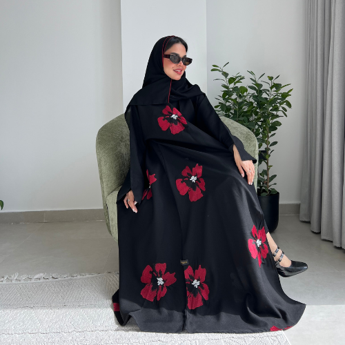 عباية سوداء بتطريز ورد أحمر على كامل العباية