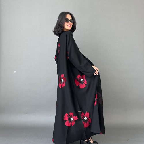 عباية سوداء بتطريز ورد أحمر على كامل العباية