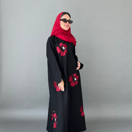 عباية سوداء بتطريز ورد أحمر على كامل العباية