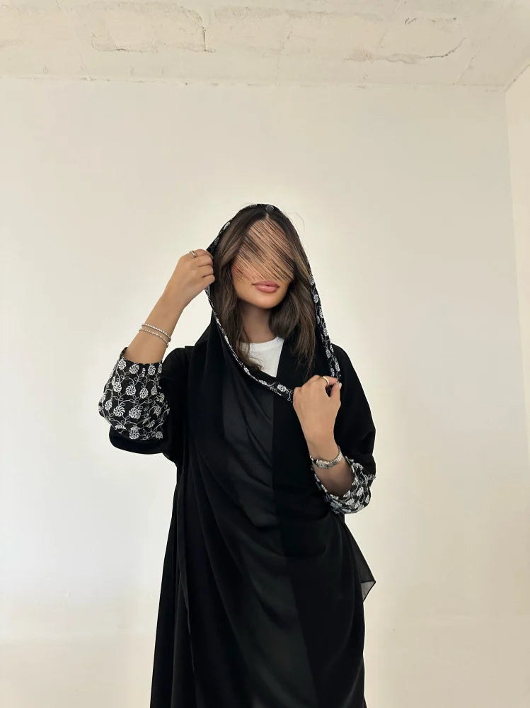 عباية كريب مع أكمام لنن مطرز