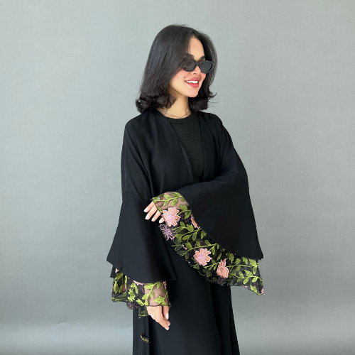 عباية انترنت بتطريز ملون من الأسفل مع كم فرنسي تل مطرز