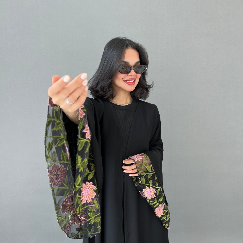 عباية انترنت بتطريز ملون من الأسفل مع كم فرنسي تل مطرز