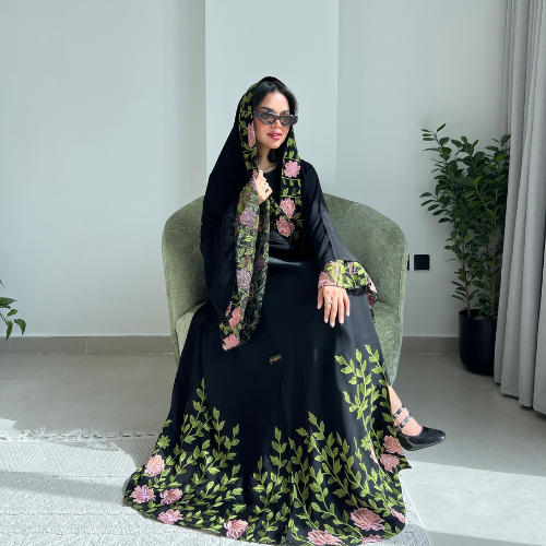 عباية انترنت بتطريز ملون من الأسفل مع كم فرنسي تل مطرز