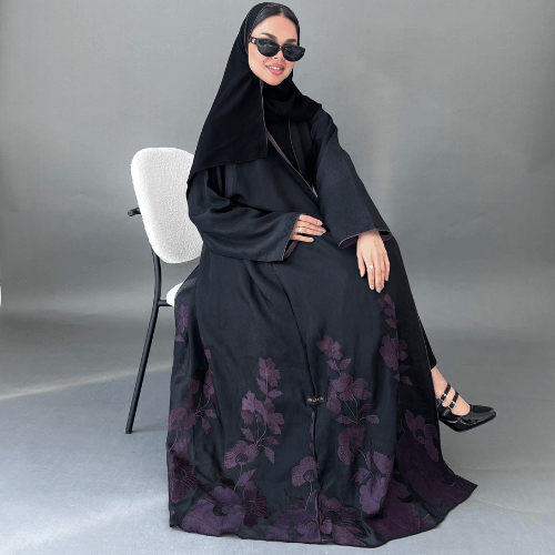 عباية كريب فاخر بتطريز موف أنيق من الأسفل