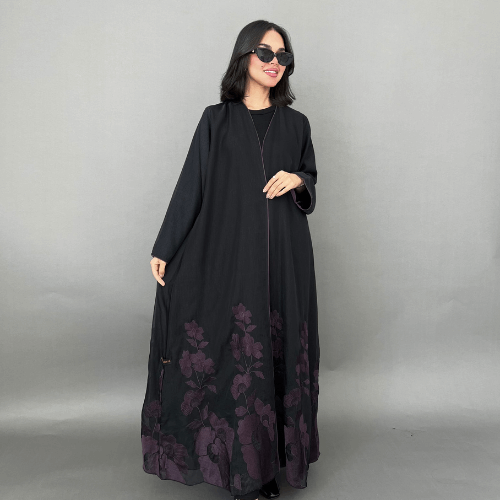 عباية كريب فاخر بتطريز موف أنيق من الأسفل