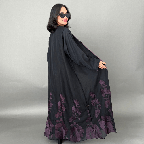 عباية كريب فاخر بتطريز موف أنيق من الأسفل