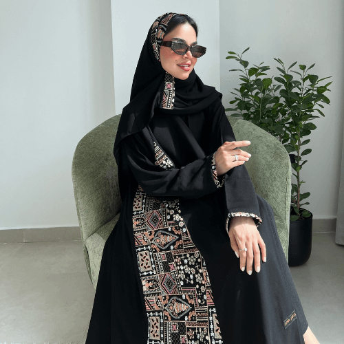 عباية كريب ملكي مطرزة بزخارف على كامل الجانبين