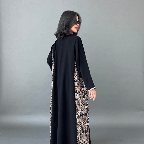 عباية كريب ملكي مطرزة بزخارف على كامل الجانبين