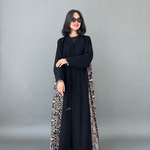 عباية كريب ملكي مطرزة بزخارف على كامل الجانبين