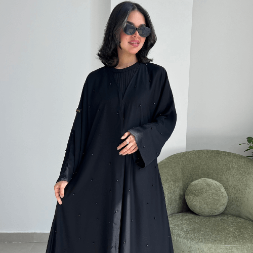 عباية كلوش مزينة باللؤلؤ الأسود على كامل العباية