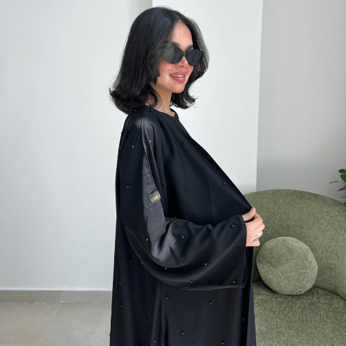 عباية كلوش مزينة باللؤلؤ الأسود على كامل العباية