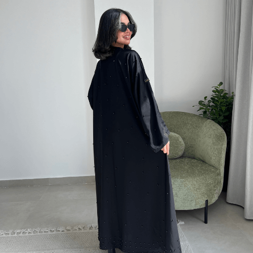 عباية كلوش مزينة باللؤلؤ الأسود على كامل العباية