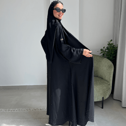 عباية كلوش مزينة باللؤلؤ الأسود على كامل العباية