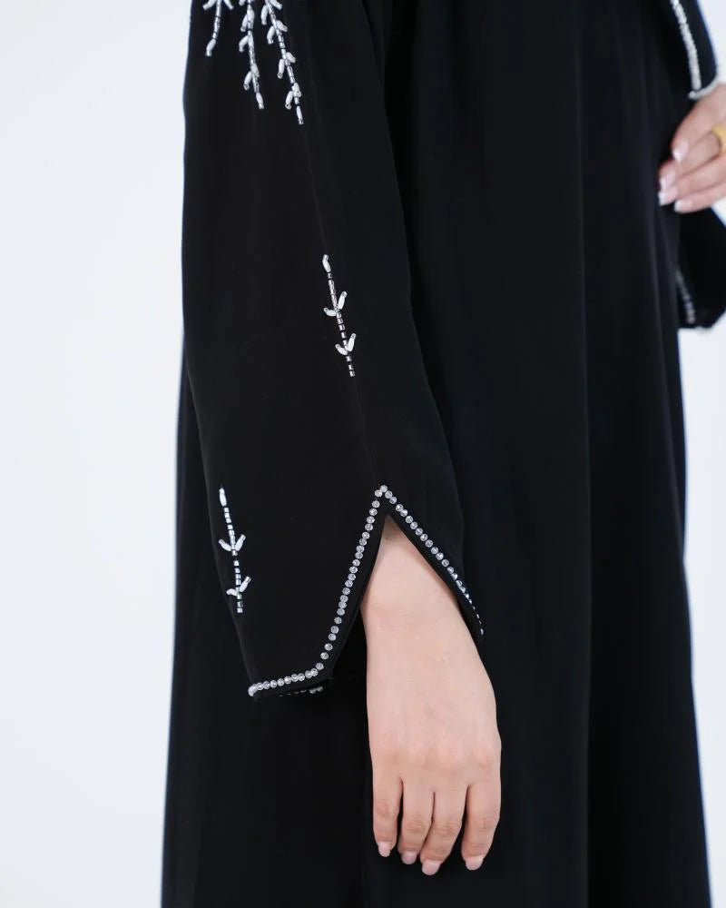 عباية ملكي نص كلوش بتصميم لف مزينة بشك أبيض على الياقة والكتف - أسود