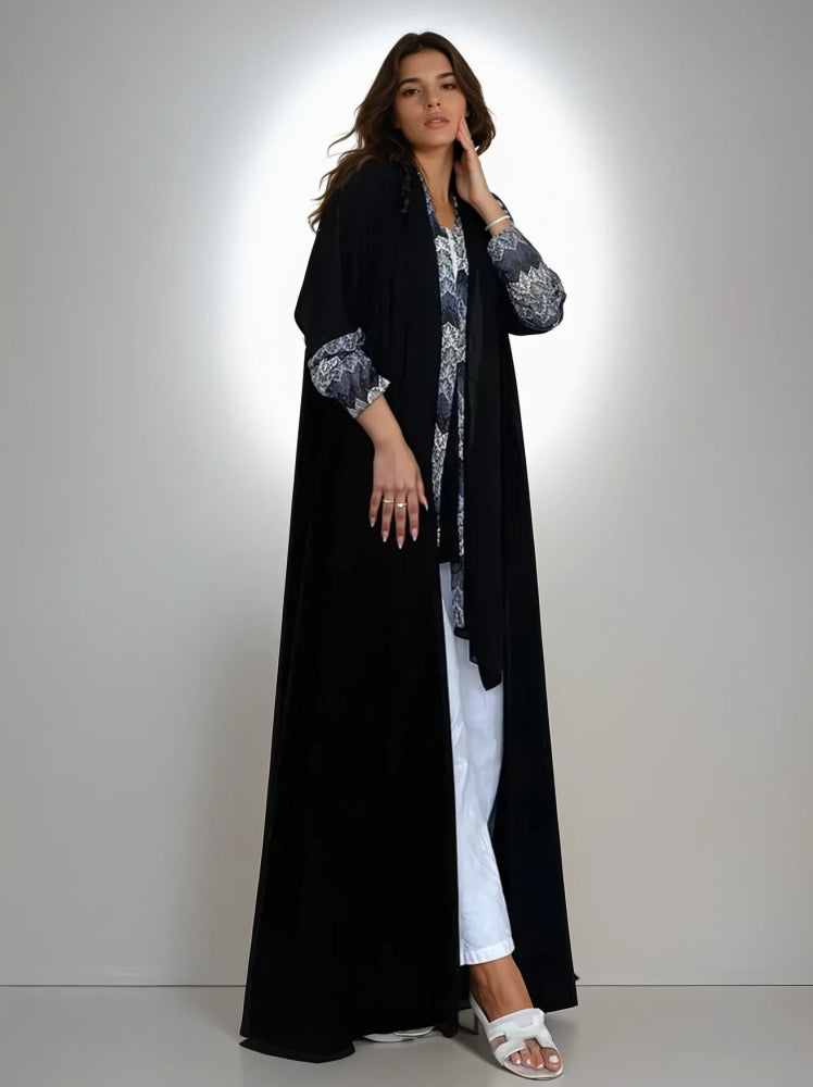 عباية تطريز يدوي واقفة