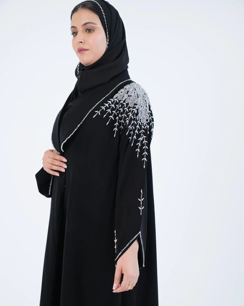 عباية ملكي نص كلوش بتصميم لف مزينة بشك أبيض على الياقة والكتف - أسود