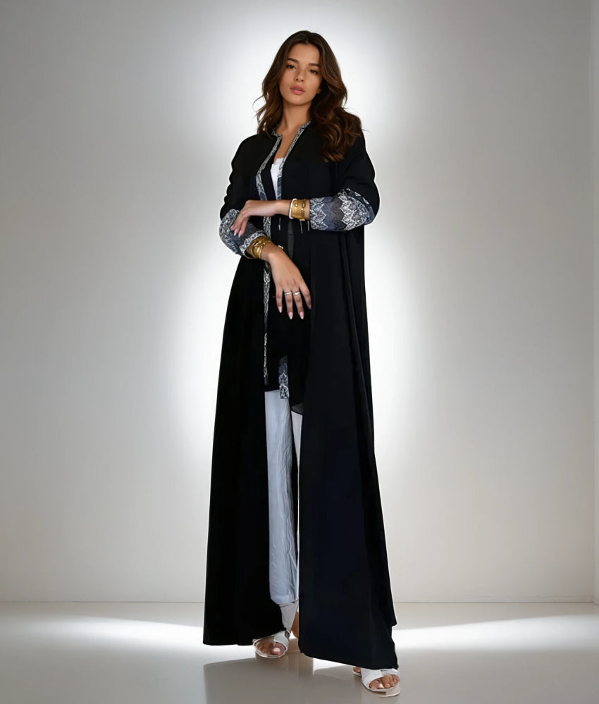 عباية تطريز يدوي واقفة