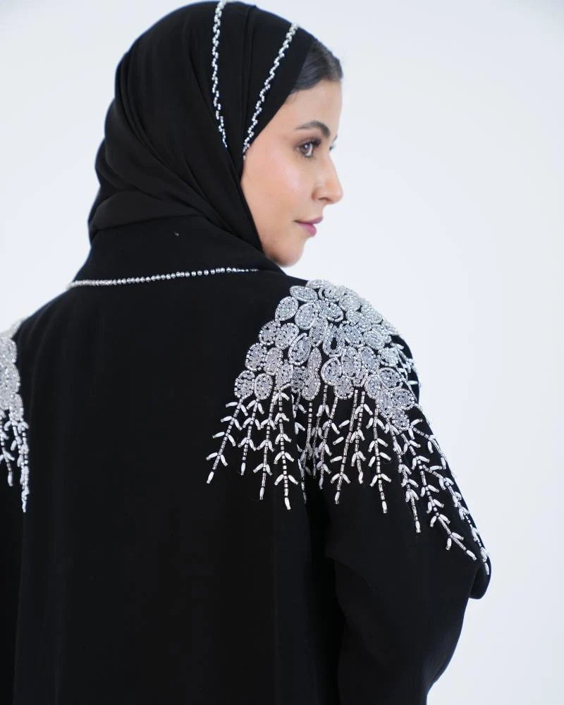 عباية ملكي نص كلوش بتصميم لف مزينة بشك أبيض على الياقة والكتف - أسود