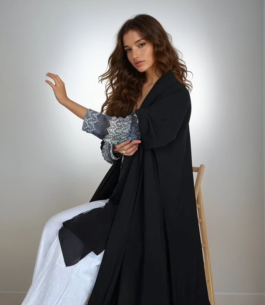 عباية تطريز يدوي واقفة