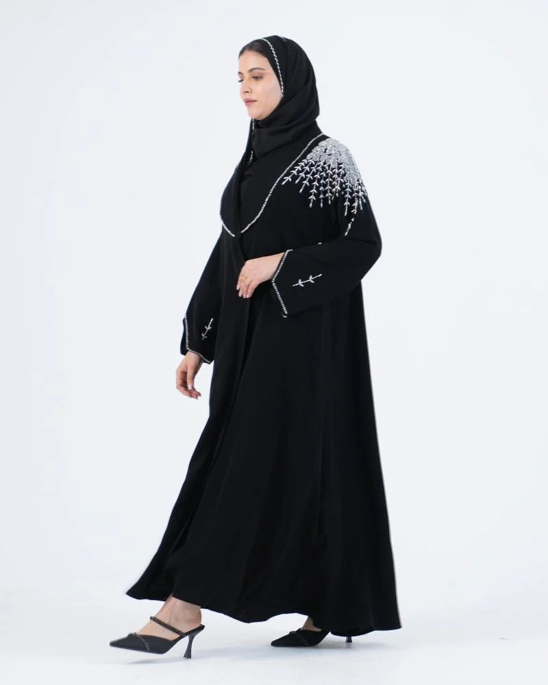 عباية ملكي نص كلوش بتصميم لف مزينة بشك أبيض على الياقة والكتف - أسود