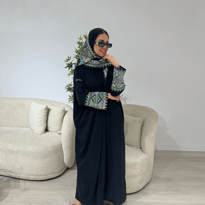 عباية سوداء مطرزة بنقش سدو مميز على الاكمام والطرحة
