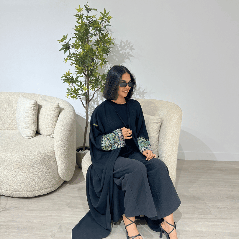 عباية سوداء مطرزة بنقش سدو مميز على الاكمام والطرحة