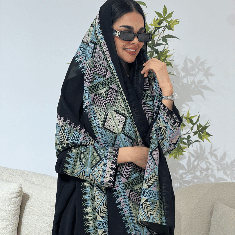 عباية سوداء مطرزة بنقش سدو مميز على الاكمام والطرحة