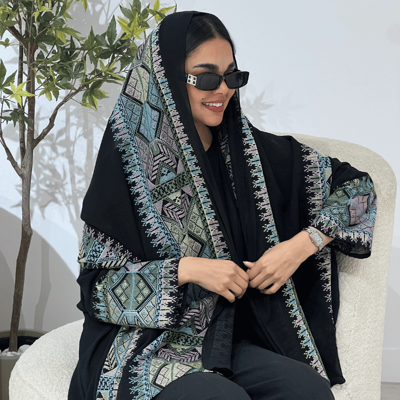 عباية سوداء مطرزة بنقش سدو مميز على الاكمام والطرحة